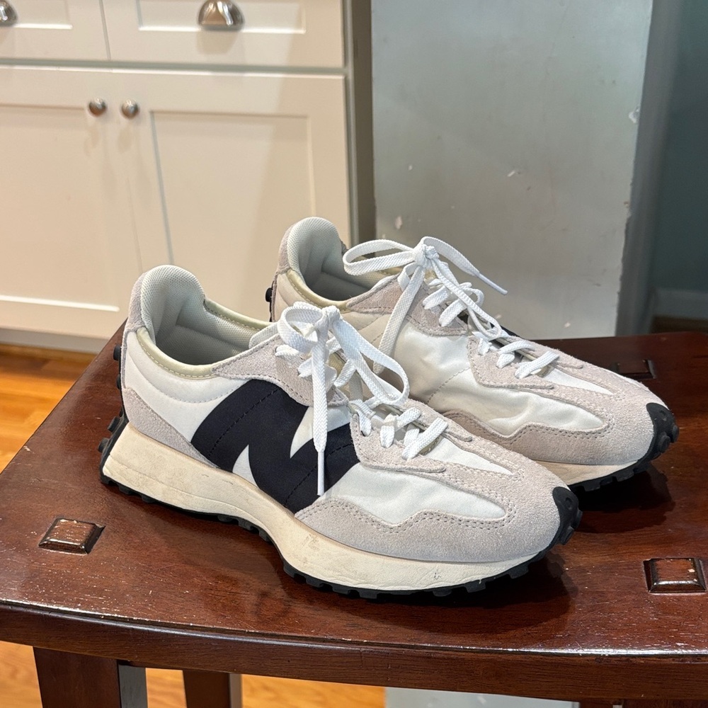 Women’s new balance 327 size 7 barely used in excellent condition
